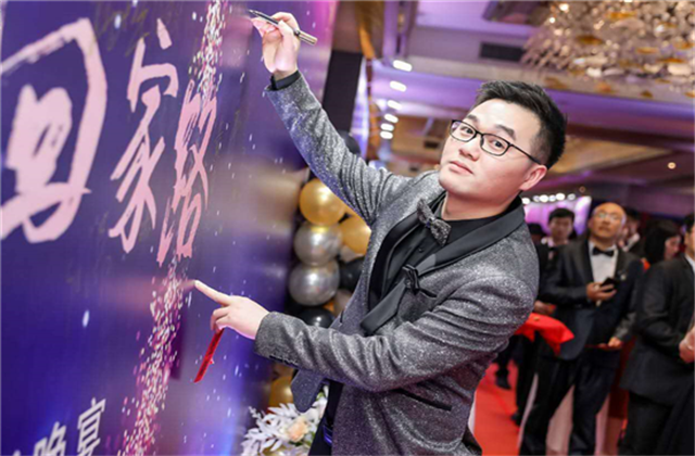 【高光“疫”事】勇敢逆行的特殊“网约车”——PT视讯90后，用信念打通生命运输线